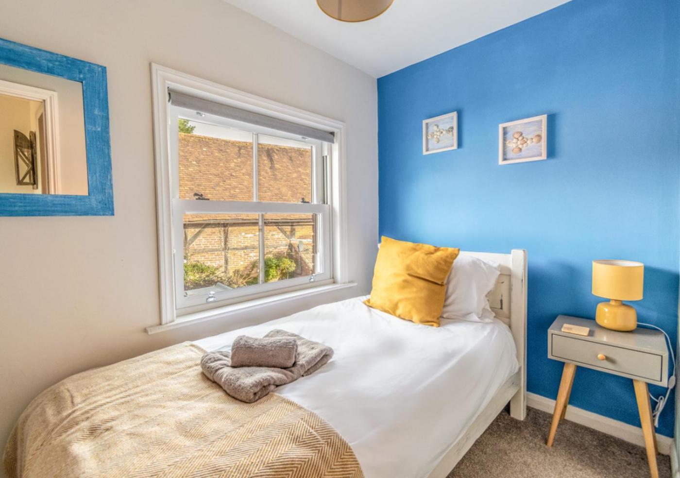 Stylish 2 Bedrooms Cosy & Bright Cottage, Pet Friendly, Sleeps 5, Titchfield Village - Summer Special Offer!! - By Blue Puffin Stays 外观 照片
