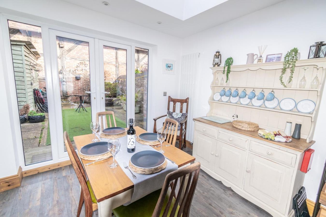 Stylish 2 Bedrooms Cosy & Bright Cottage, Pet Friendly, Sleeps 5, Titchfield Village - Summer Special Offer!! - By Blue Puffin Stays 外观 照片