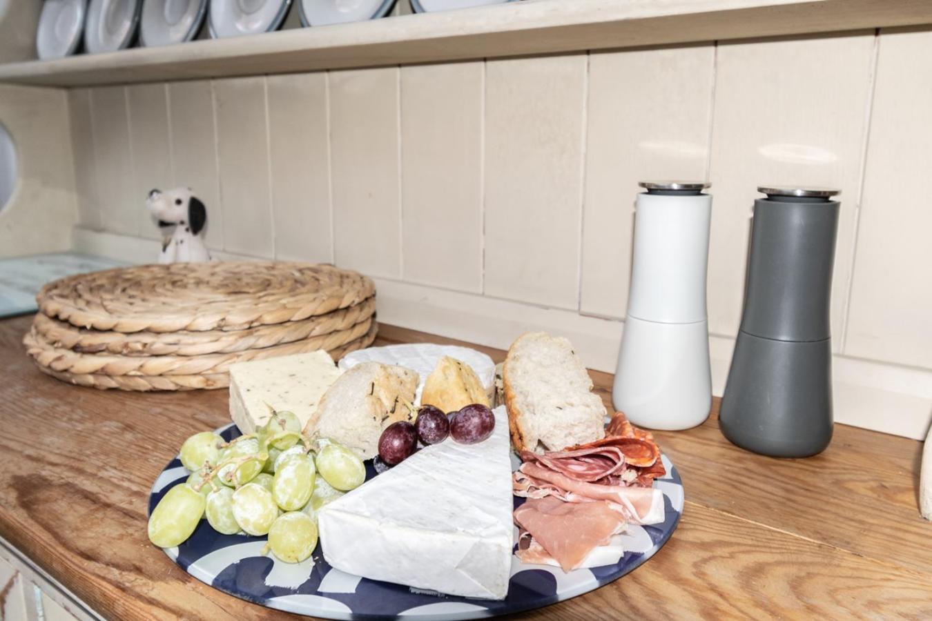 Stylish 2 Bedrooms Cosy & Bright Cottage, Pet Friendly, Sleeps 5, Titchfield Village - Summer Special Offer!! - By Blue Puffin Stays 外观 照片