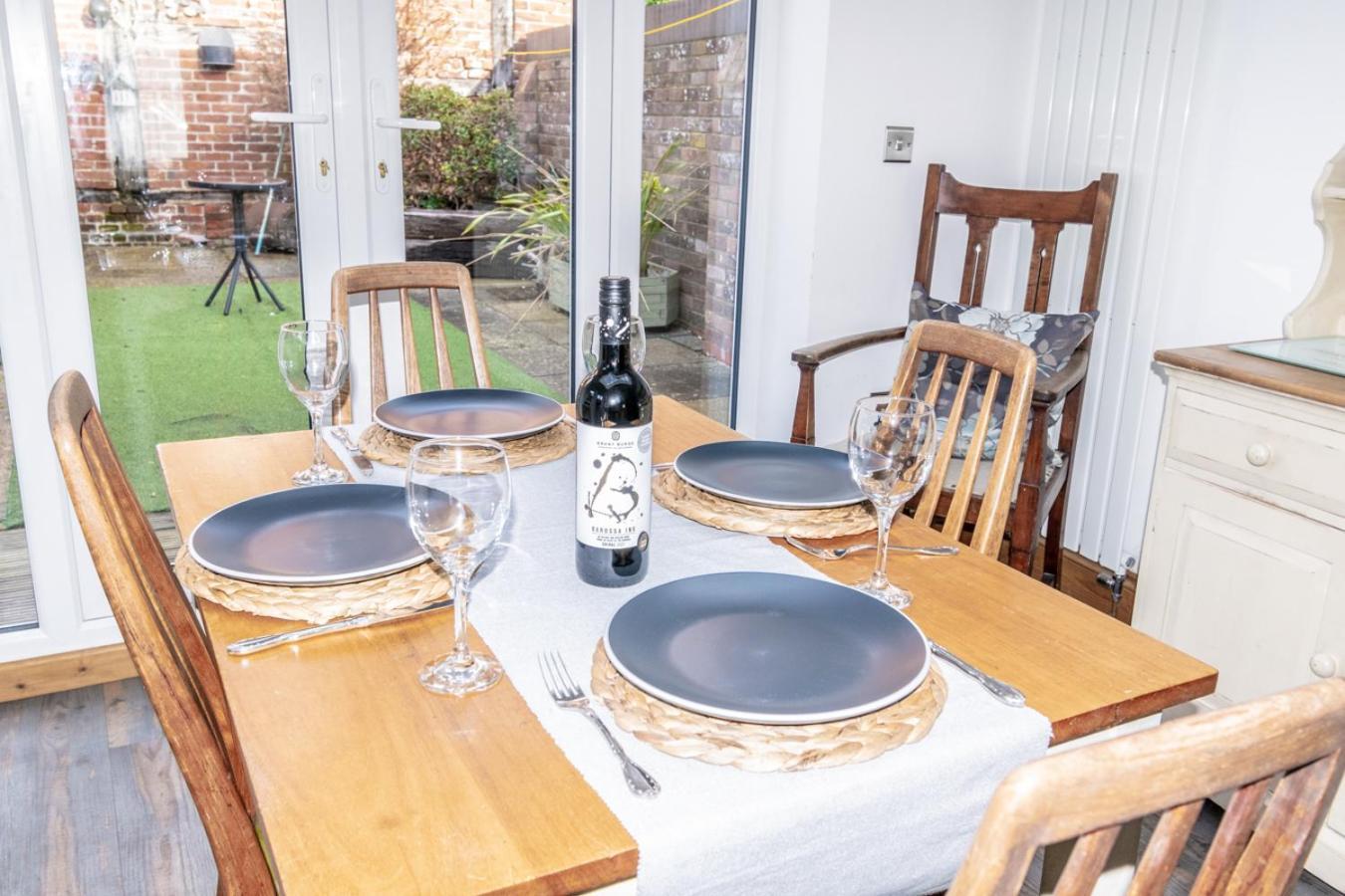 Stylish 2 Bedrooms Cosy & Bright Cottage, Pet Friendly, Sleeps 5, Titchfield Village - Summer Special Offer!! - By Blue Puffin Stays 外观 照片